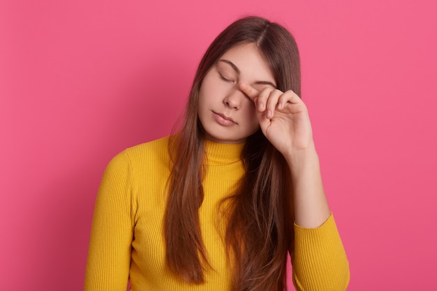 Bezpłatne zdjęcie zbliżenie portret zmęczona kobieta z zamkniętymi oczami
