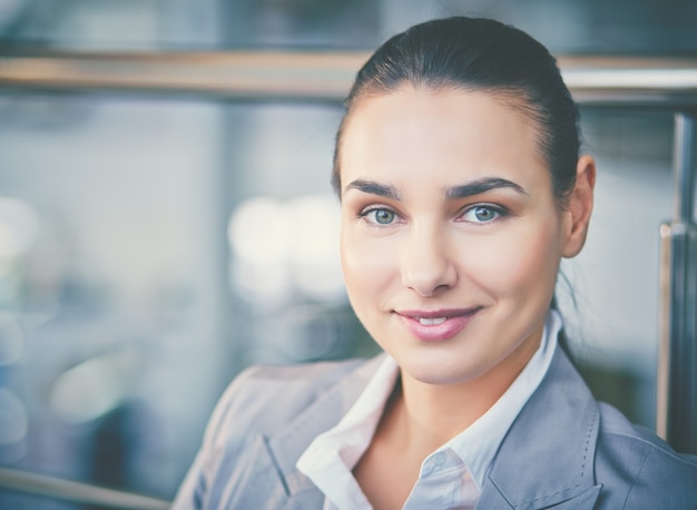 Zbliżenie pozytywny businesswoman