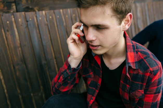 zbliżenie przystojny nastolatka rozmawia przez telefon