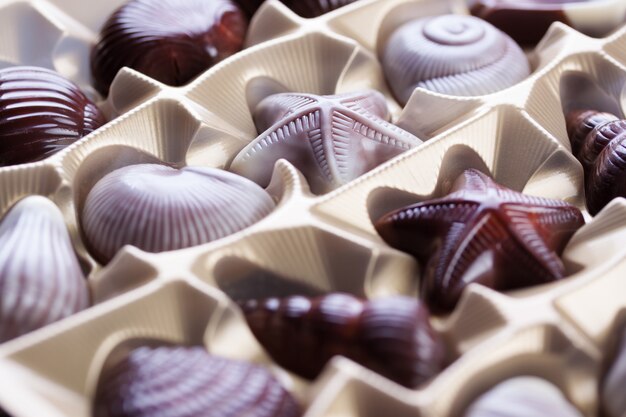 Zbliżenie pudełku z smacznych czekoladek