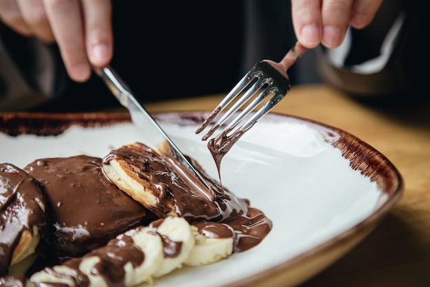 Zbliżenie pyszne naleśniki z czekoladą i bananem na śniadanie