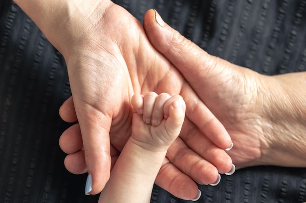 Bezpłatne zdjęcie zbliżenie ręce dziecka mama i babcia