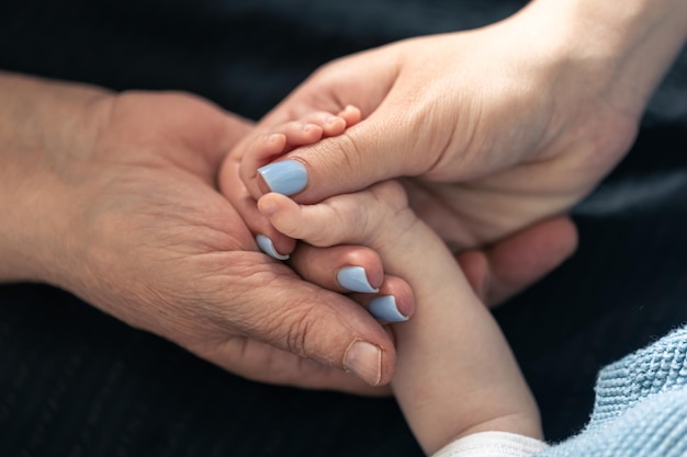 Bezpłatne zdjęcie zbliżenie ręce matki dziecka i babci