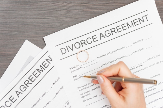 Zbliżenie ręki podpisania umowy rozwodowej