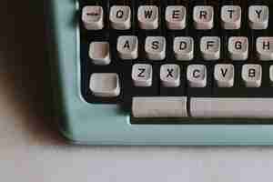 Bezpłatne zdjęcie zbliżenie retro miętowej maszyny do pisania