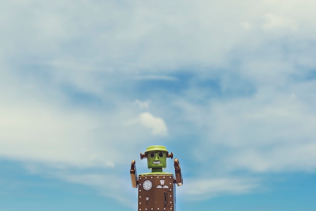 Zbliżenie robot zabawka z chmurnym niebieskim niebem scenicznym