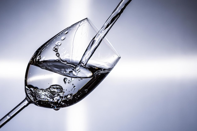 Zbliżenie rozpryskiwania wody w szklance