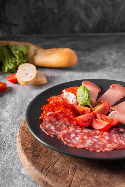 Zbliżenie salami i pomidory na talerzu