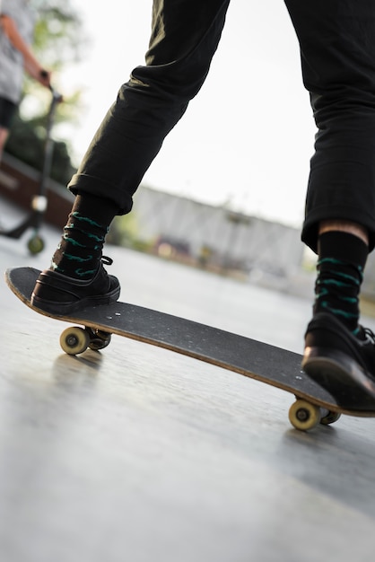 Zbliżenie skatboarding nóg