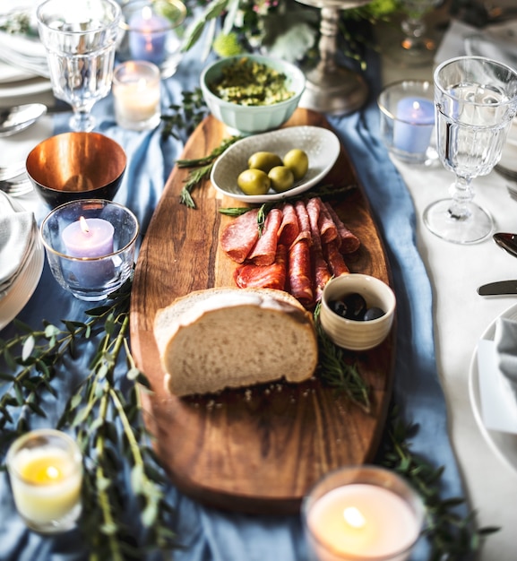 Zbliżenie ślubu stołu położenie z jedzeniem