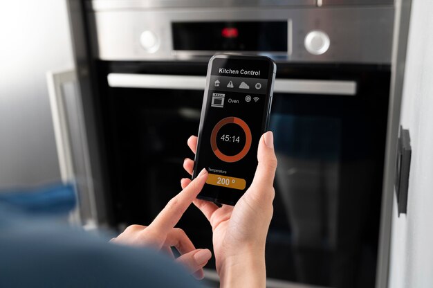 Zbliżenie smartfona z kontrolą kuchni