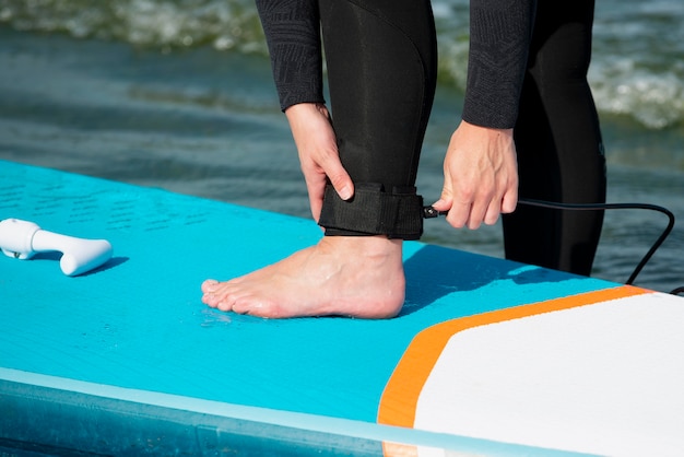 Bezpłatne zdjęcie zbliżenie sportowca przygotowującego się do paddleboardingu