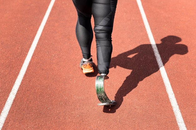 Zbliżenie sportowca z biegnącą protezą