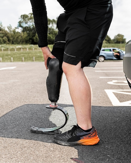 Zbliżenie sportowca z protezą nogi