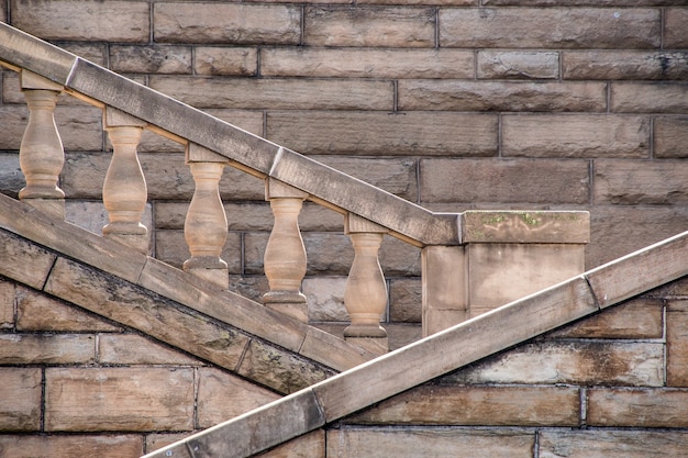 Zbliżenie starych klatek schodowych budynku z kamienia pod działaniem promieni słonecznych