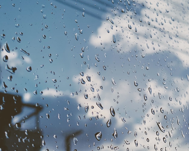 Zbliżenie strzał krople deszczu na szklanym okno