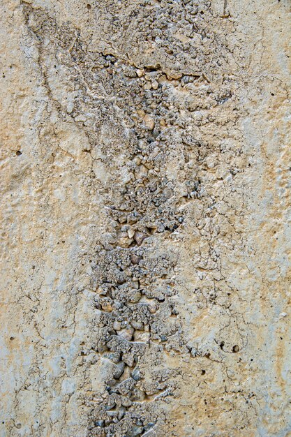 Zbliżenie strzał naturalnie wietrzejąca grungy ściana z olejnymi farb resztkami na marmurze