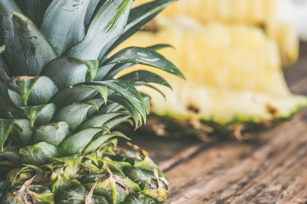 Zbliżenie Strzał Pokrojony Ananas I Spiczastych Liście Na Drewnianym Tle