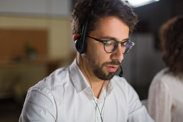 Zbliżenie strzał ufny centrum telefoniczne operator