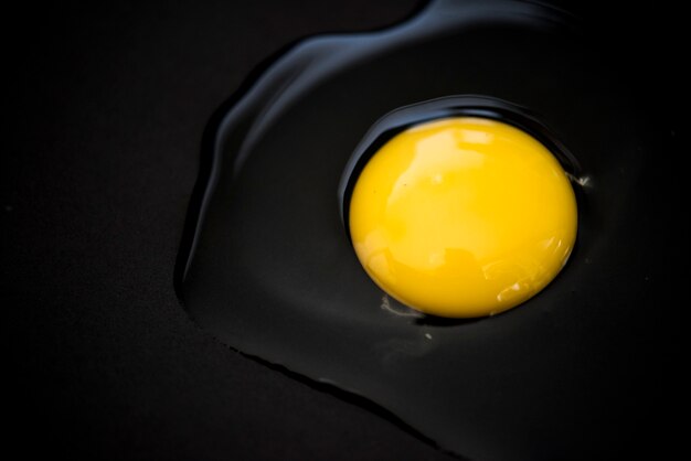 Zbliżenie surowy jajko