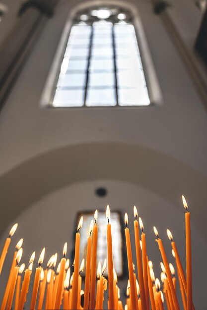 Zbliżenie świece w świątyni na rozmytym tle