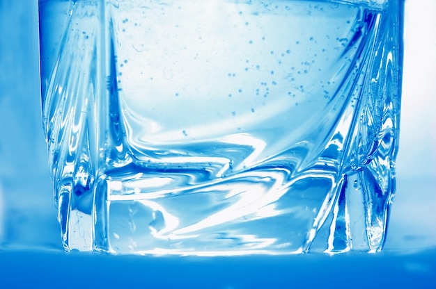 Zbliżenie szklance wody z bąbelkami