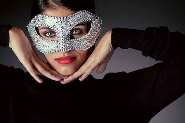 Zbliżenie: tajemnicza kobieta z maską karnawałową