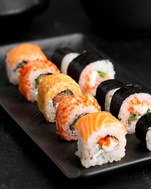 Bezpłatne zdjęcie zbliżenie talerz z sushi