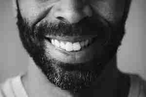 Bezpłatne zdjęcie zbliżenie uśmiechnięci zęby mężczyzna