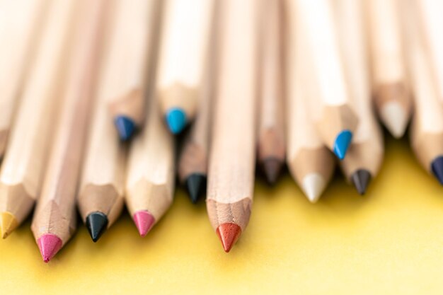 Zbliżenie wielokolorowe drewniane ołówki do rysowania na białym tle