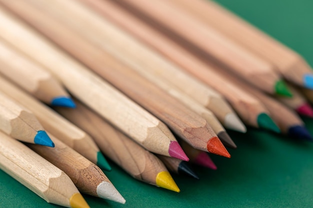 Zbliżenie wielokolorowe drewniane ołówki do rysowania na białym tle