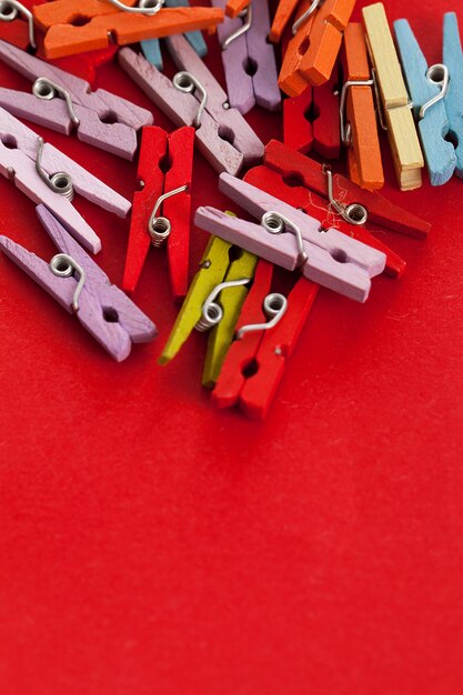 Zbliżenie wizerunek kolorowi biurowi clothespins