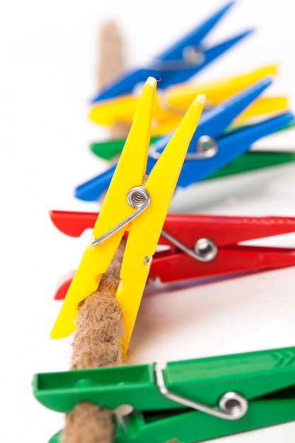 Bezpłatne zdjęcie zbliżenie wizerunek kolorowi clothespins na sznurze