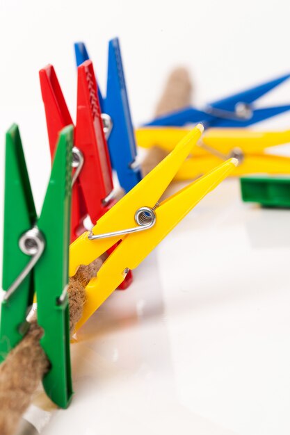 Zbliżenie wizerunek kolorowi clothespins na sznurze