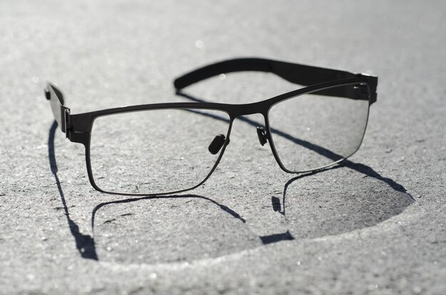 Zbliżenie wysoki kąt strzału okularów z cieniem na szarej powierzchni