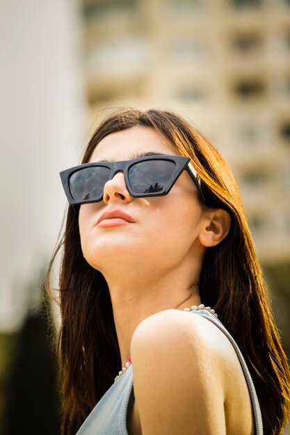 Zbliżenie zdjęcie słodkiej damy w okularach przeciwsłonecznych