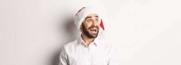 Zbliżenie Zdziwionego Brodatego Mężczyzny W Santa Hat Patrząc W Lewo Z Podekscytowaniem świąteczna Oferta Promocyjna Standi