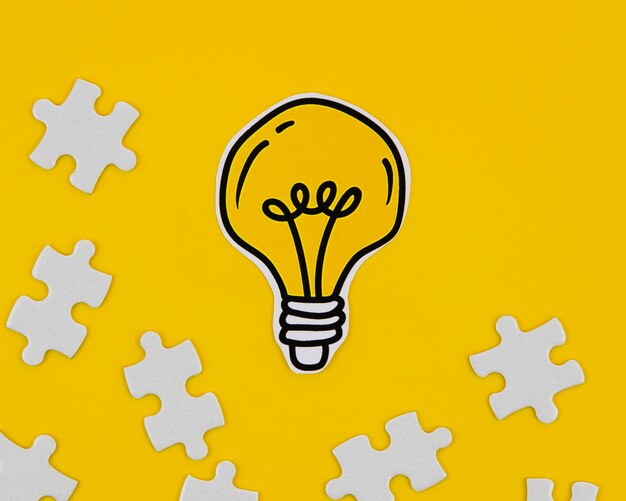 Zbliżenie złota żarówka z puzzli