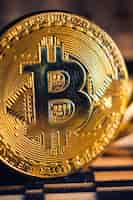Bezpłatne zdjęcie zbliżenie złotego bitcoina na rozmytym tle