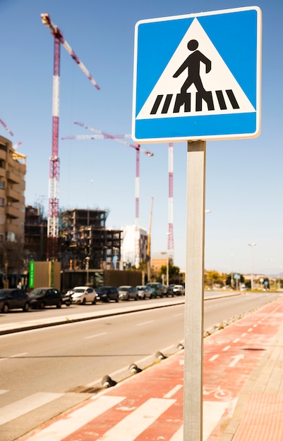 Bezpłatne zdjęcie zbliżenie znak ostrzegawczy pieszych w miejskiej ulicy z placu budowy