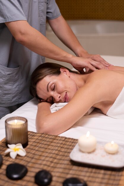 Zbliżenie zrelaksowanej kobiety podczas masażu