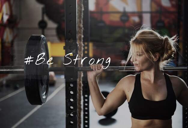 Zbuduj własną siłę ciała Ćwicz ćwiczenie w siłowni Uzyskaj FIt