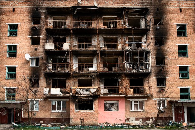 Zburzony budynek wojna rosyjska na Ukrainie