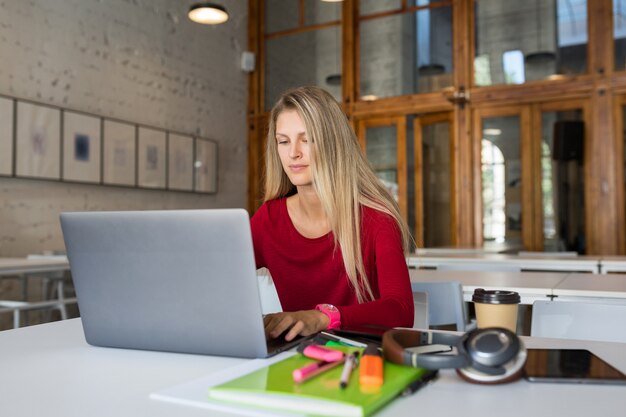 Zdalny pracownik online młody człowiek pracuje na laptopie