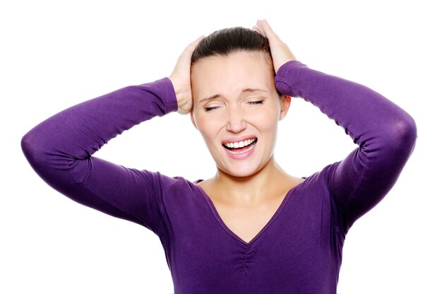 zdenerwowana kobieta z silnym bólem głowy