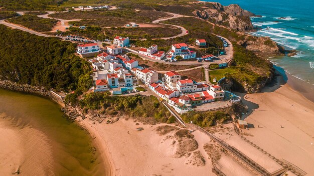 Zdjęcia lotnicze budynków mieszkalnych i hoteli w pobliżu wybrzeża Algarve w Portugalii