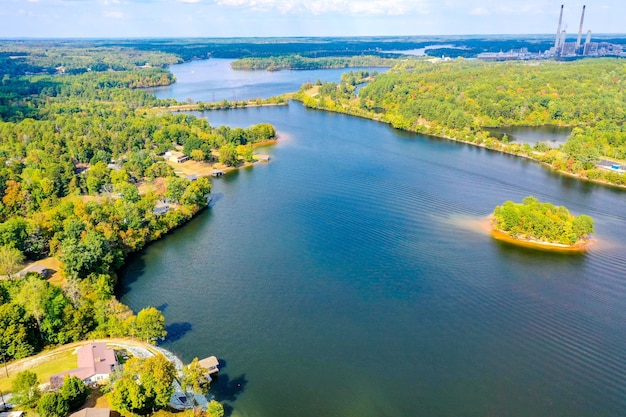 Zdjęcia lotnicze jeziora Belews w Karolinie Północnej, USA z małą wyspą, domami, elektrownią