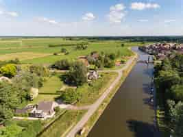 Bezpłatne zdjęcie zdjęcia lotnicze kanału zederik w pobliżu wioski arkel w holandii