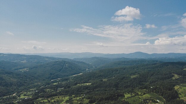 Zdjęcia lotnicze niskich wzgórz pokrytych zielenią