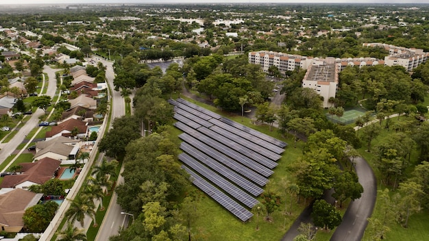 Zdjęcia lotnicze paneli słonecznych w kaskadzie na polu na Florydzie